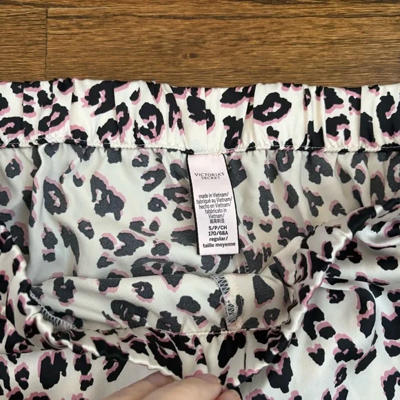 Victoria's Secret Pajama Set - Black and pink Leopard - Picture 6 of 6